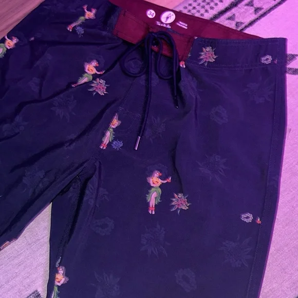 Men’s near new Toes on the Nose Hula girl board shorts. Size 34” W. - Picture 3 of 4